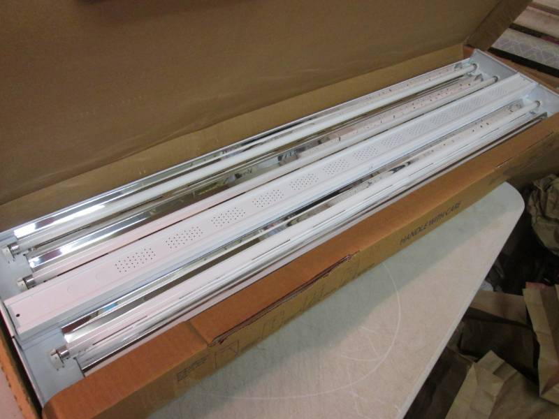 lot 25 image: Lithonia Lighting 4 ft 4-Light T5 H...