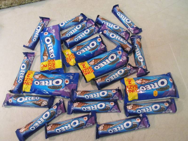 lot 136 image: Assorted Oreo Cookie Candy Bars  C-...