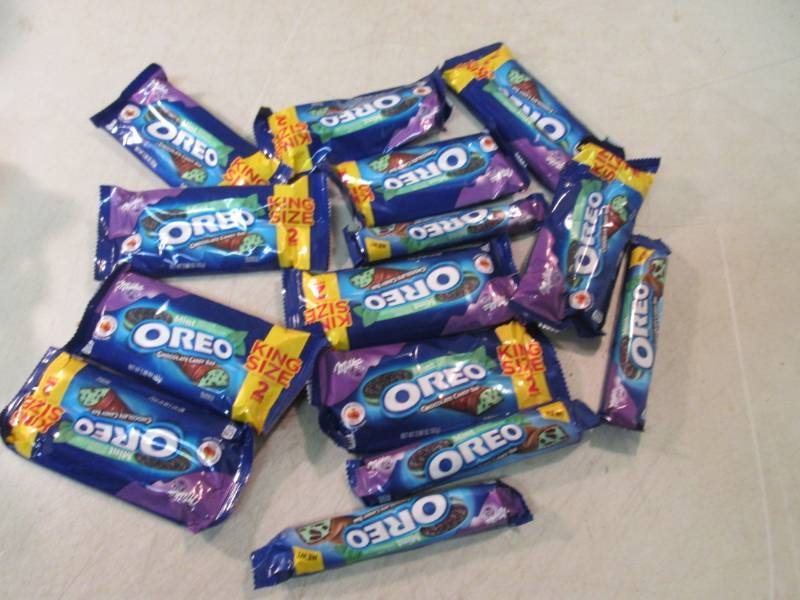 lot 140 image: Assorted Oreo Cookie Candy Bars  C-...