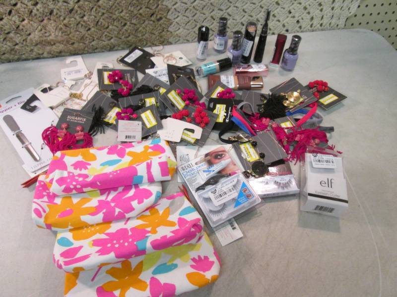 lot 165 image: Large Lot of Jewelry Makeup Bags Ey...