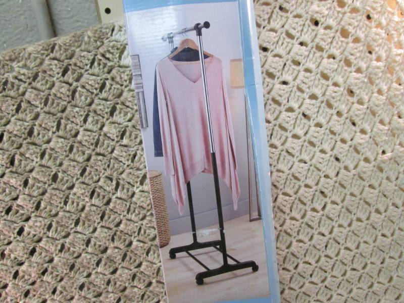 lot 181 image: Whitmor Extendable Garment Rack Ope...