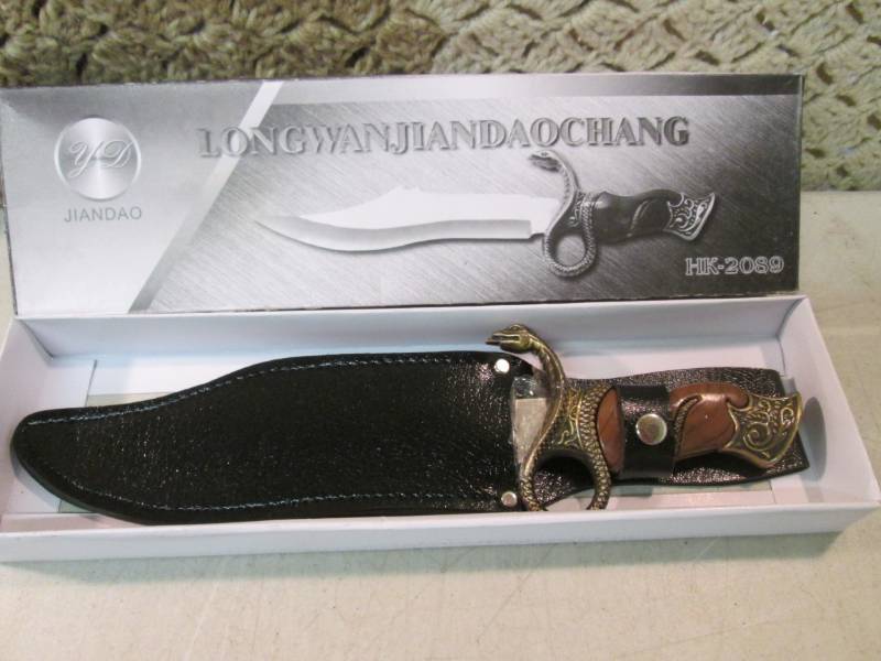 lot 186 image: 12 Cobra Snake Handle Knife with S...
