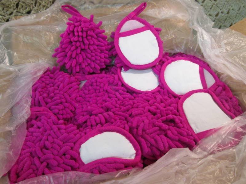 lot 201 image: Case of 200 Pink Fuzzy Finger Duste...