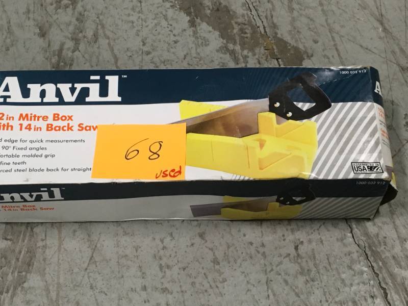 HDX 11 in. Miter Box with Saw Included in good condition