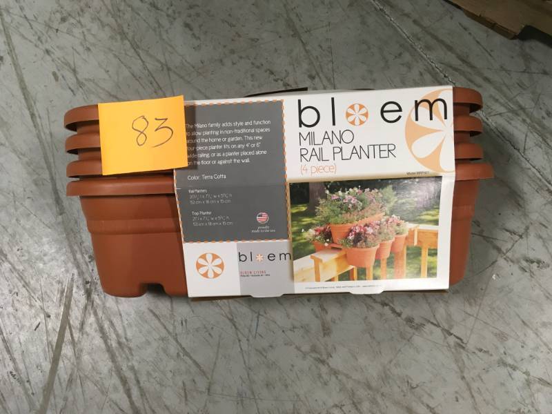 Bloem 21 in. Terra Cotta Milano Plastic Deck Rail Planter (4 piece) in good condition