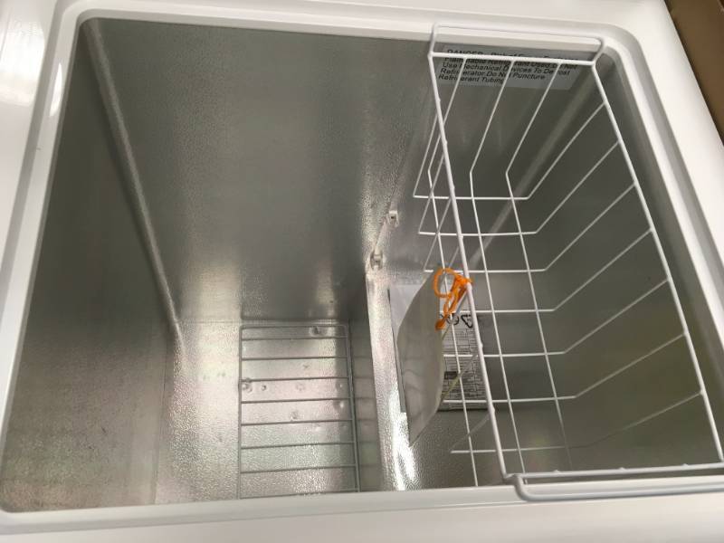 lot 94 image: Magic Chef 5.0 cu. ft. Chest Freezer in White in very good condition
