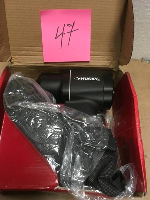 lot 47 image: Husky 250 ft.lbs. 38 In. Impact Wrench in good condition