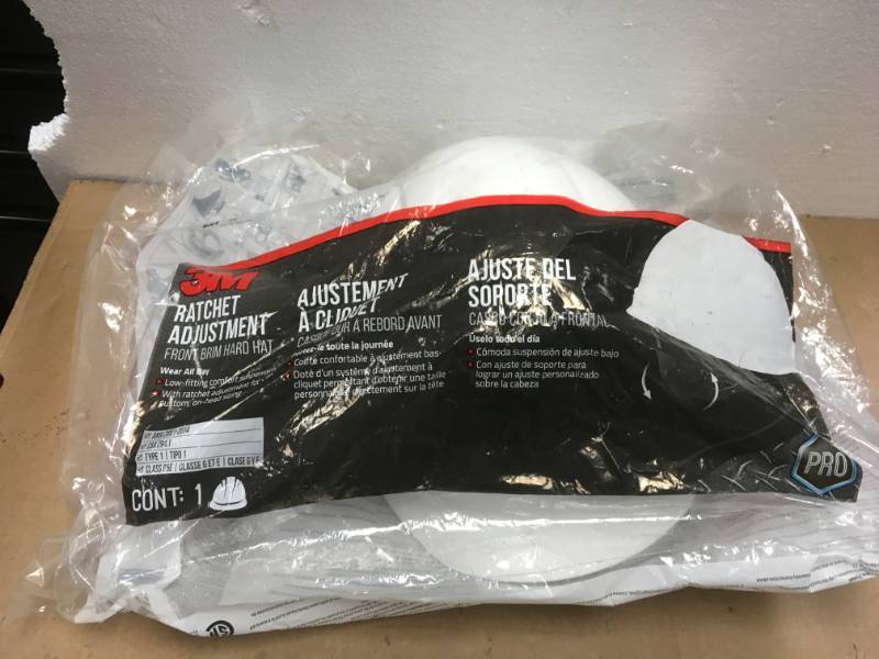 lot 80 image: 3M White Non-Vented Hard Hat with Ratchet Adjustment in good condition