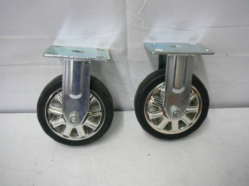 lot 20 image: Large 6 Casters