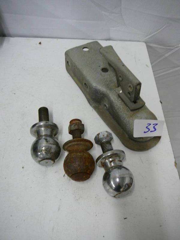 lot 33 image: 2 Coupler With 2 Balls