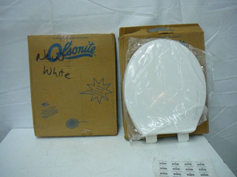 lot 39 image: White Round Plastic Toilet Seats