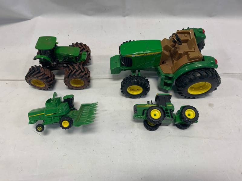 lot 22 image: Vintage Lot of 4 John Deere Farm Toys