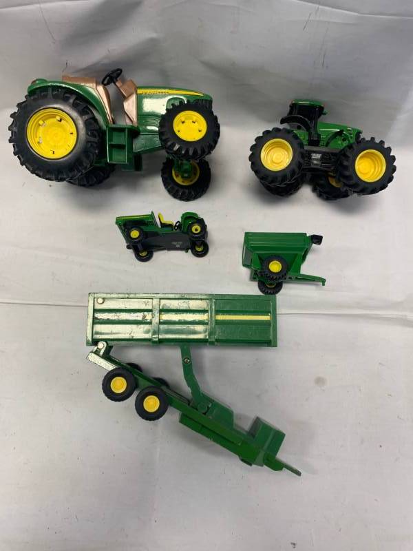 lot 23 image: Vintage Lot of 5 John Deere Farm Toys