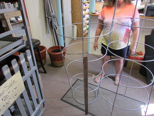 lot 10 image: New TomatoPlantTree Garden Cages