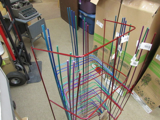 lot 13 image: New TomatoPlant Garden Cages