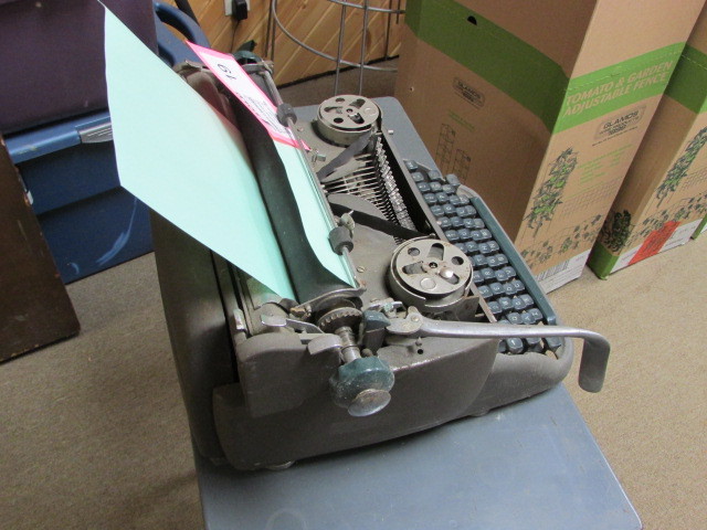 lot 19 image: Vintage Typewriter