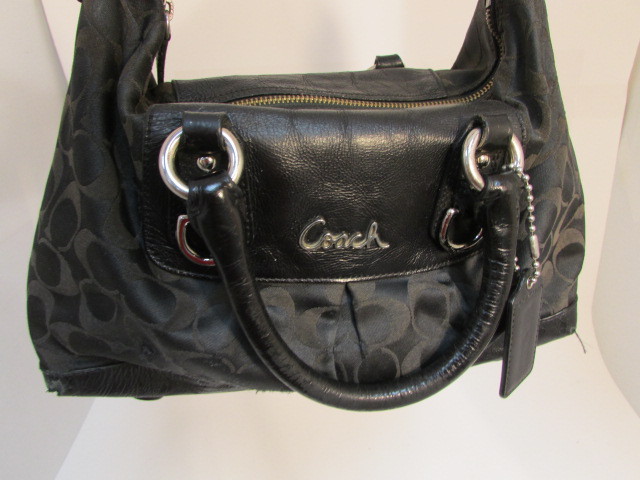 lot 42 image: Coach Purse