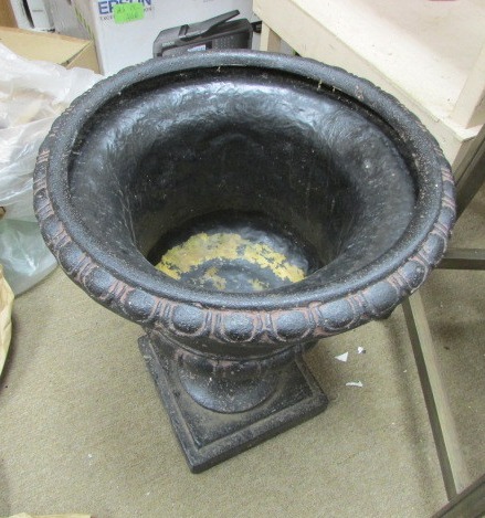 lot 58 image: Flower Pot