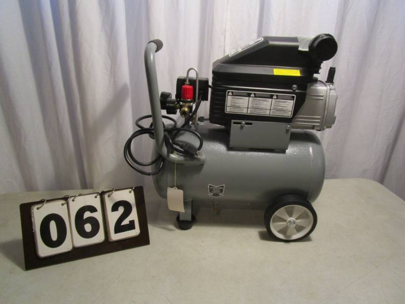 lot 62 image: Iron Horse 6.5 Gallon Air Compressor