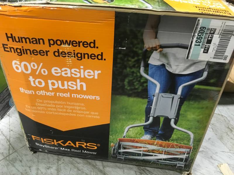 lot 51 image: Fiskars 18 in. Cut Manual Push Non-Electric Walk Behind Reel Mower  in good condition