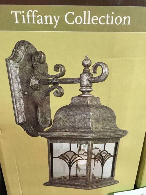 lot 61 image: Progress Lighting P5994-50 1-Light Wall Bracket with Water Patterned Glass and Faux Tiffany Art Glass Accents  in good condition