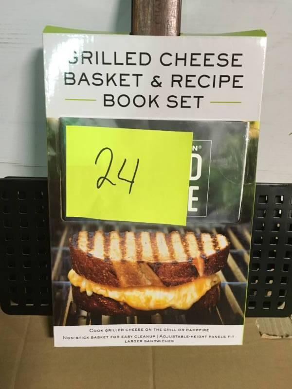 Charcoal Companion Grilled Cheese Basket & Recipe Book Set in good condition