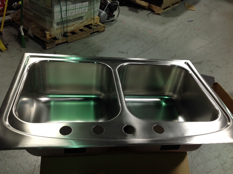 Elkay Pergola Drop-In Stainless Steel 33 in. 4-Hole Double Bowl Kitchen Sink whit small damage on the corners