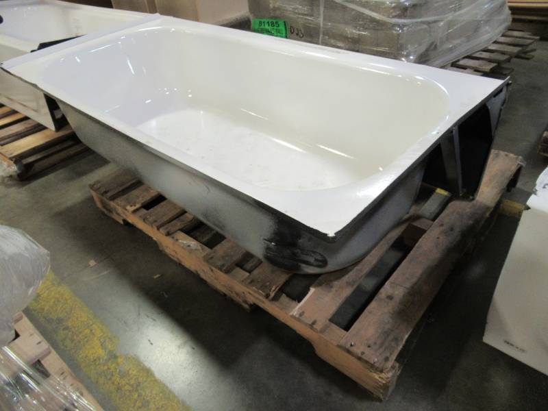 lot 139 image: Bootz Cast Iron Left Drain - 60 X 30 X 14 - Enamel damage on Left Hand Side.