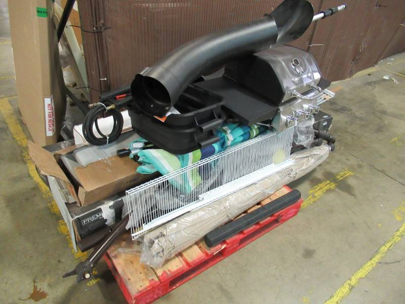 lot 70 image: WHOLESALE MIXED PALLET OF RETURNS - PATIO AND GARAGE ITEMS