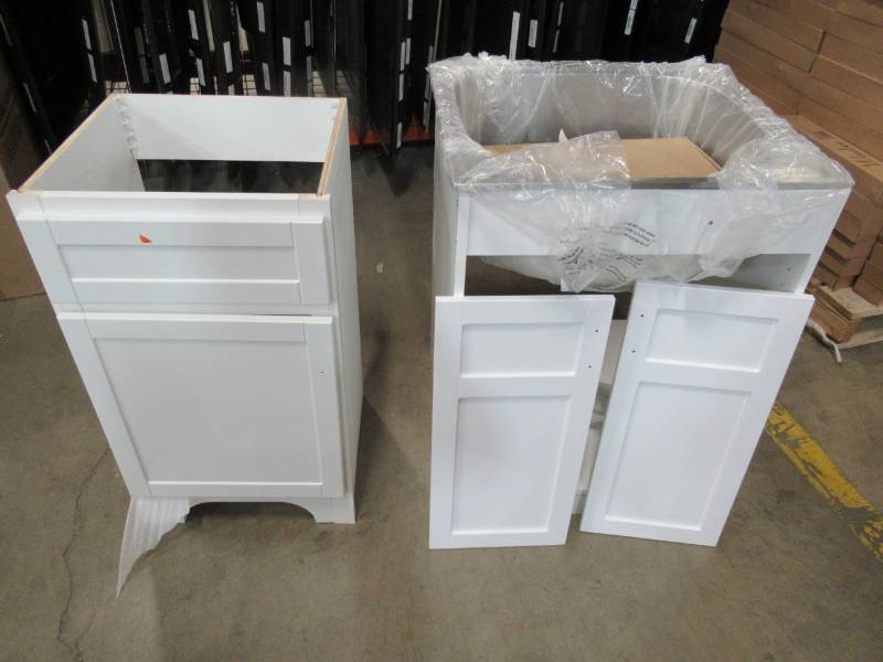 lot 33 image: 2 Shaker Kitchen Cabinets in White.