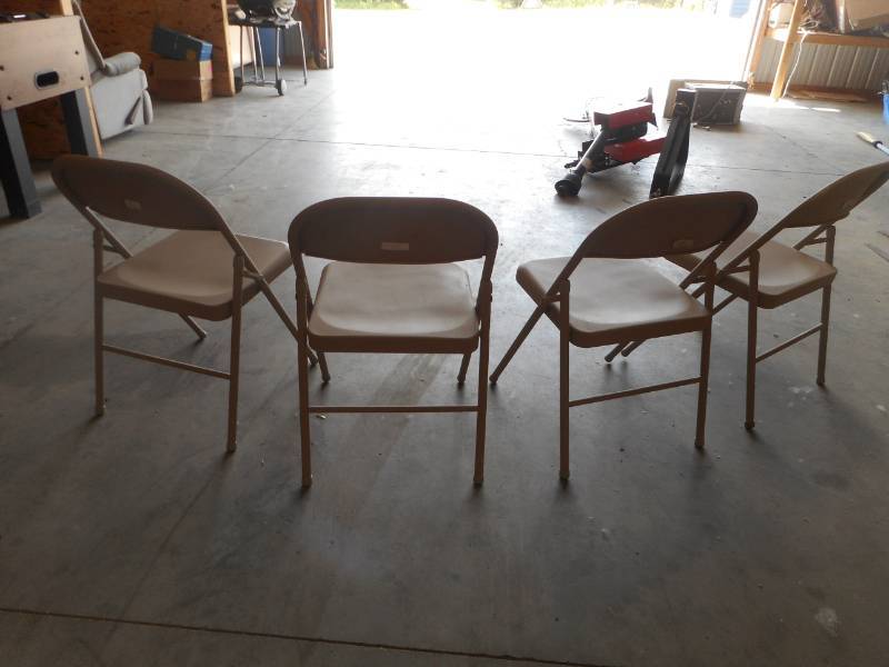 lot 20 image: Folding Chair Set
