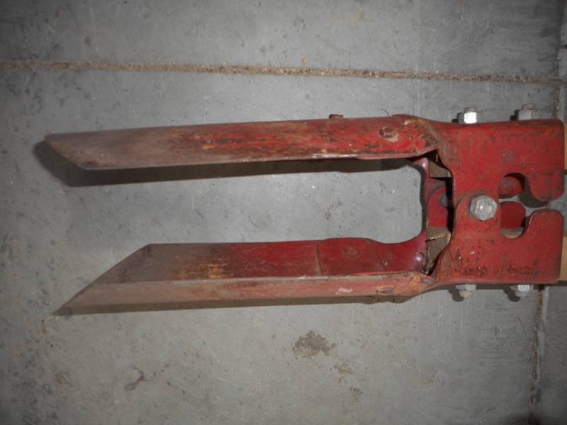 lot 32 image: Post Hole Digger