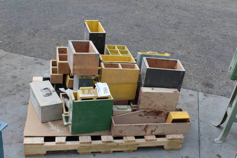 lot 386 image: Wood Boxes