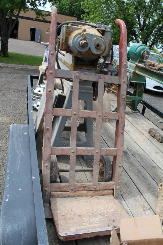 lot 401 image: Industrial 2-Wheel Dolly