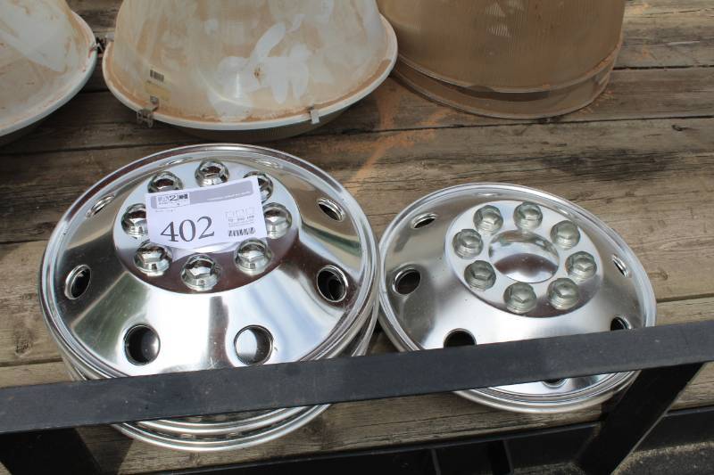 lot 402 image: 8-Lug Chrome Hubcaps