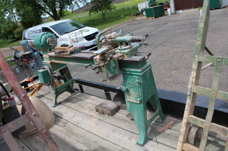 lot 398 image: Blount Wood Lathe with Lathe Tools