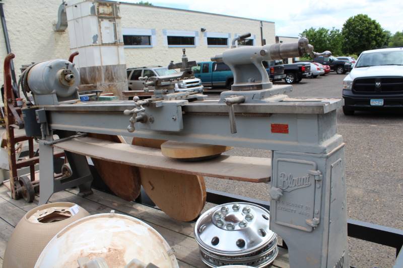 lot 399 image: Blount Wood Lathe with Lathe Tools