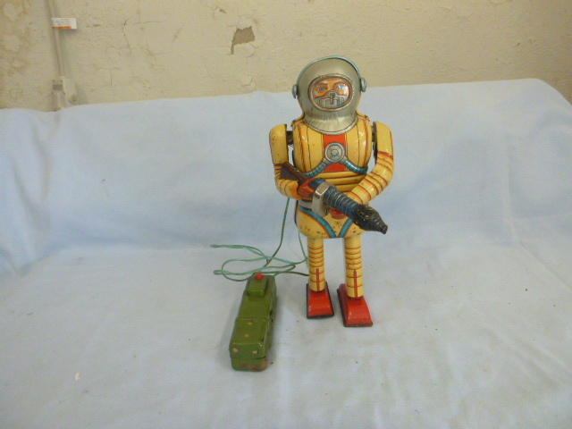 lot 20 image: Vintage Nomura Earthman Astronaut Robot