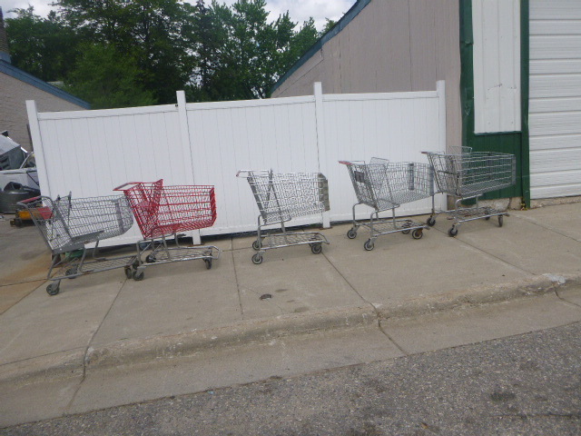 lot 24 image: 5 Grocery Carts