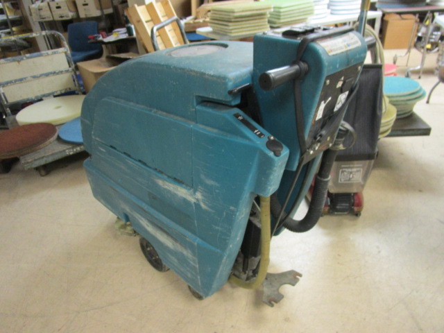 lot 302 image: TENNANT FLOOR SCRUBBER