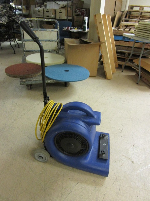 lot 305 image: WINDSOR WIND HANDLER FLOOR DRYER