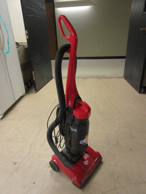 lot 306 image: DIRT DEVIL BAGLESS UPRIGHT VACUUM