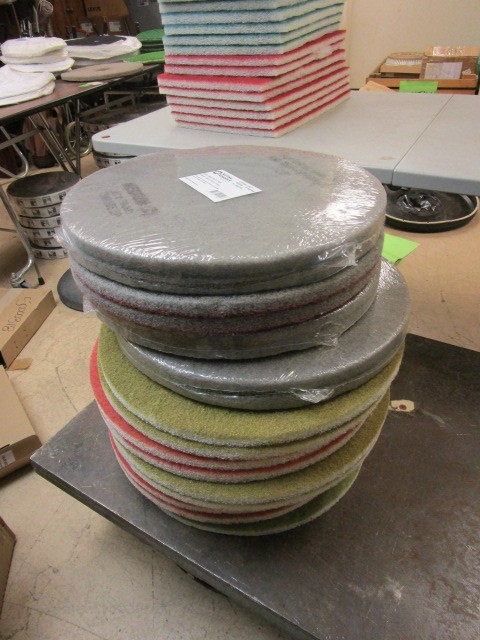 lot 311 image: NEW NILFISK 20 CIRCULAR SCRUBBING PADS