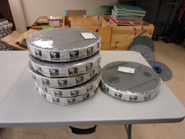 lot 314 image: NEW TWISTER SUPER CLEAN 14 CIRCULAR SCRUBBING PADS