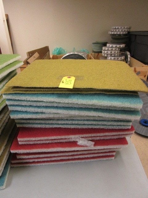 lot 312 image: NEW14 X 20 RECTANGULAR SCRUBBING PADS