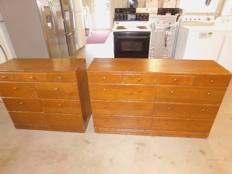 lot 1 image: Lot of 2 Matching Dressers