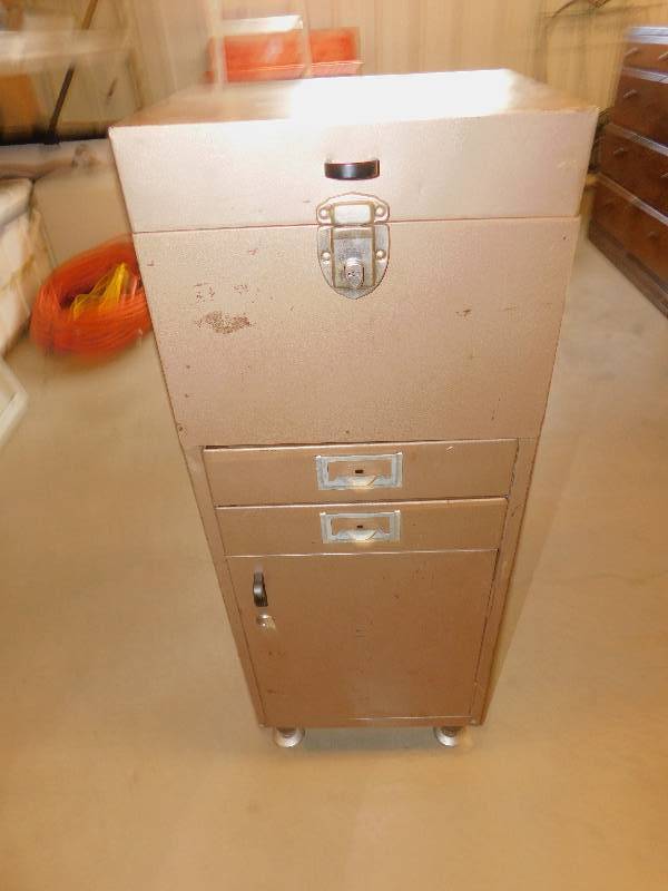 lot 19 image: Metal Cabinet With Lock and Key