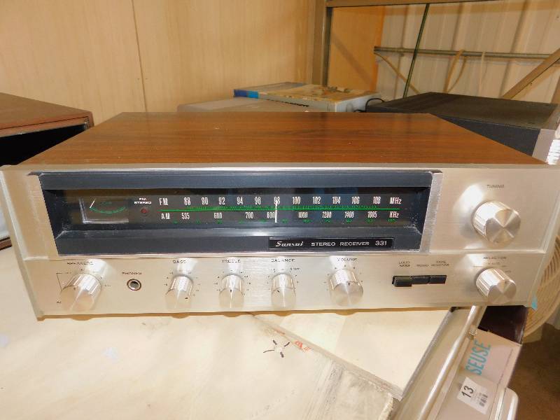 lot 22 image: Vintage SANSUI 331 Stereo AMFM Receiver