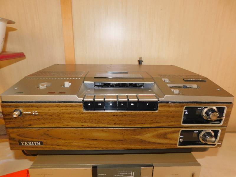 lot 24 image: Zenith Betamax Betatape System Video Cassette Recorder JR-9000W woodgrain RARE
