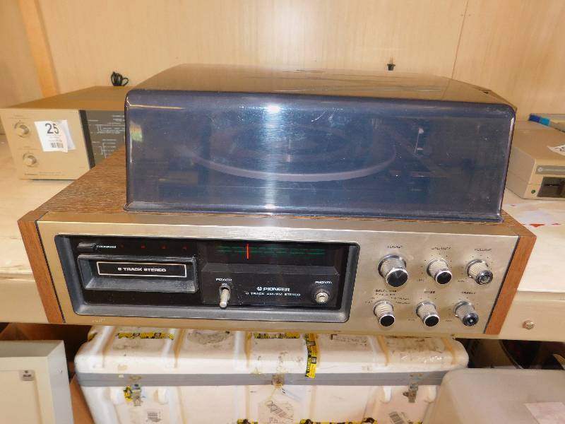 lot 26 image: VINTAGE PIONEER AMFM STEREO 8TRACK WITH RECORD PLAYER